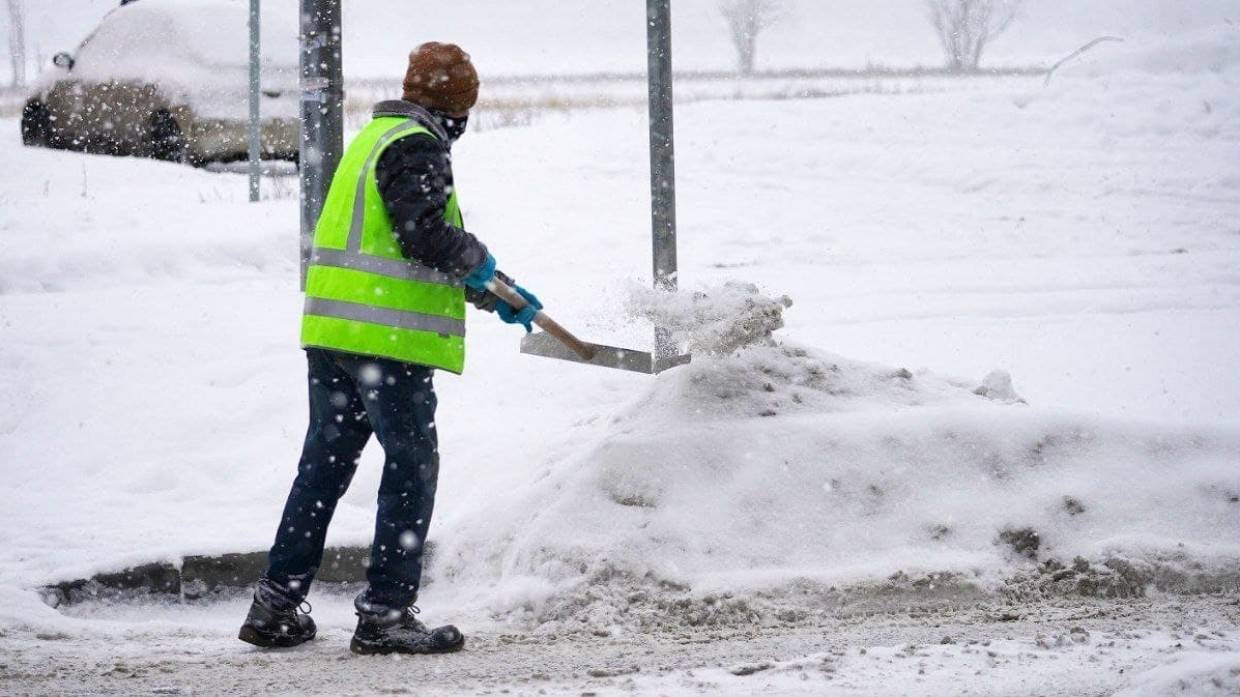 Видео с катанием петербургских коммунальщиков на снежной горке появилось в Сети