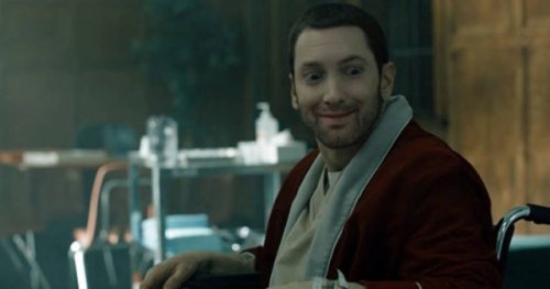 Наконец-то он улыбается: парень отфотошопил фотографии Эминема, заставив его улыбаться 