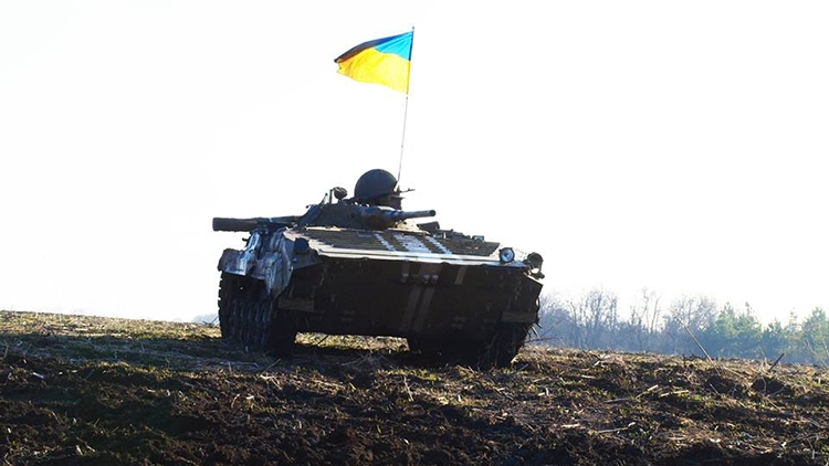 Танки ВСУ целят в Донецк, пьяные разборки бойцов АТО в Донбассе, огонь на юге ДНР
