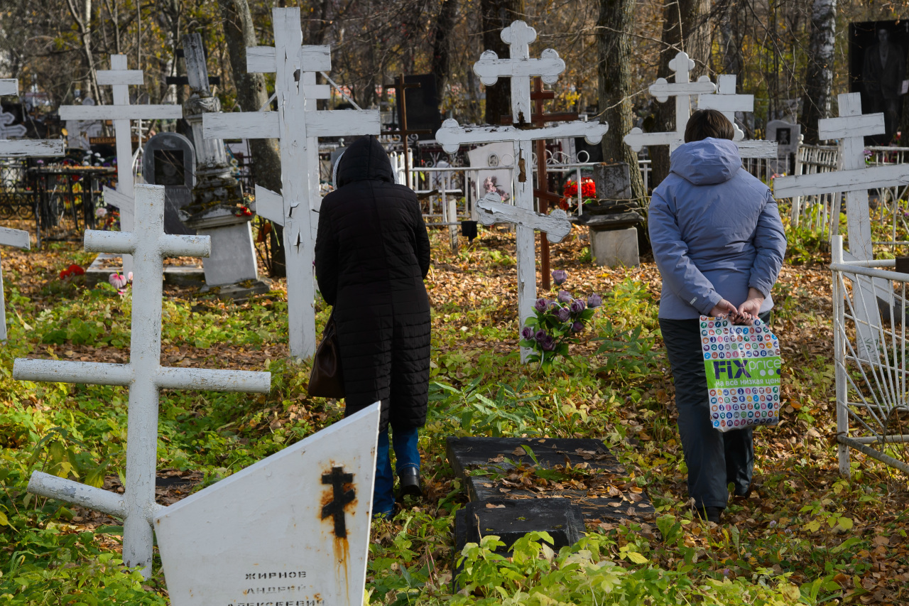 Найти родственников на кладбище. Кладбище россияне. Успенского кладбища.