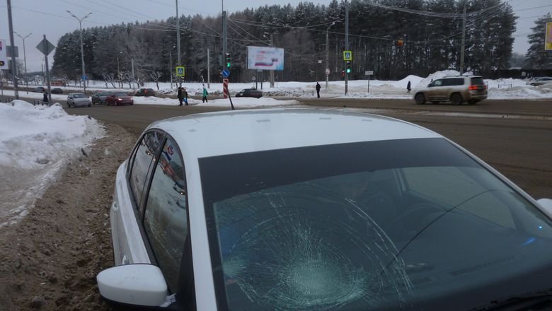 Авария дня. В Ижевске сбили перебегавшую дорогу девочку авария, авария дня, авто, авто авария, видео, дтп, пешеход, пешехода сбили