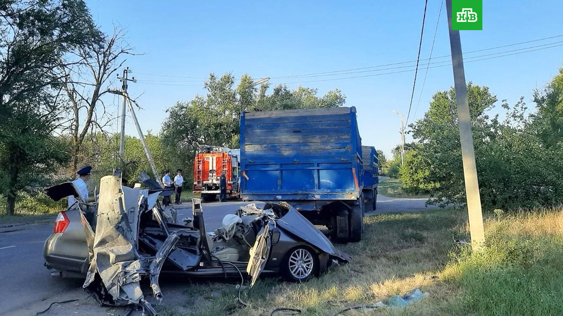 Лобовое столкновение с камазом. Дтп камаз екатеринбург. Ставропольский край авария грузовика. Кавказский клип девушка попала под камаз. Машина попала под камаз.