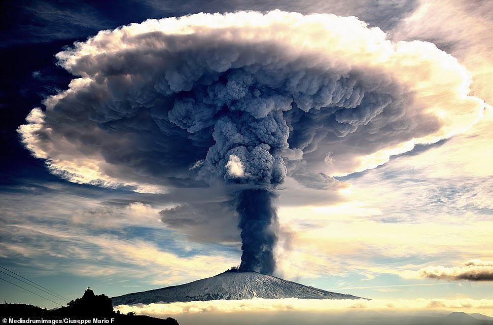 Захватывающий снимок вулкана Этна на Сицилии