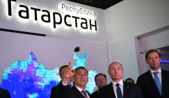 Глава Татарстана Рустам Минниханов, президент России Владимир Путин и министр промышленности и торговли РФ Денис Мантуров (слева направо)