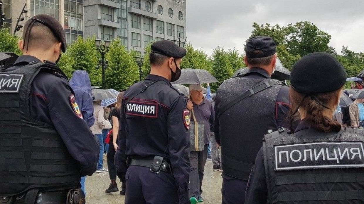 Силовики задержали "Чебурашку" на митинге антипрививочников в Москве