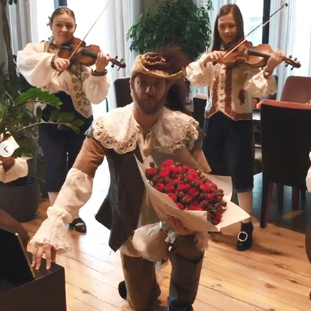 Венец творенья, дивная Оксана: Александр Цыпкин подарил жене серенаду на годовщину Венец творенья, дивная Оксана: Александр Цыпкин подарил жене серенаду на годовщину звездные пары