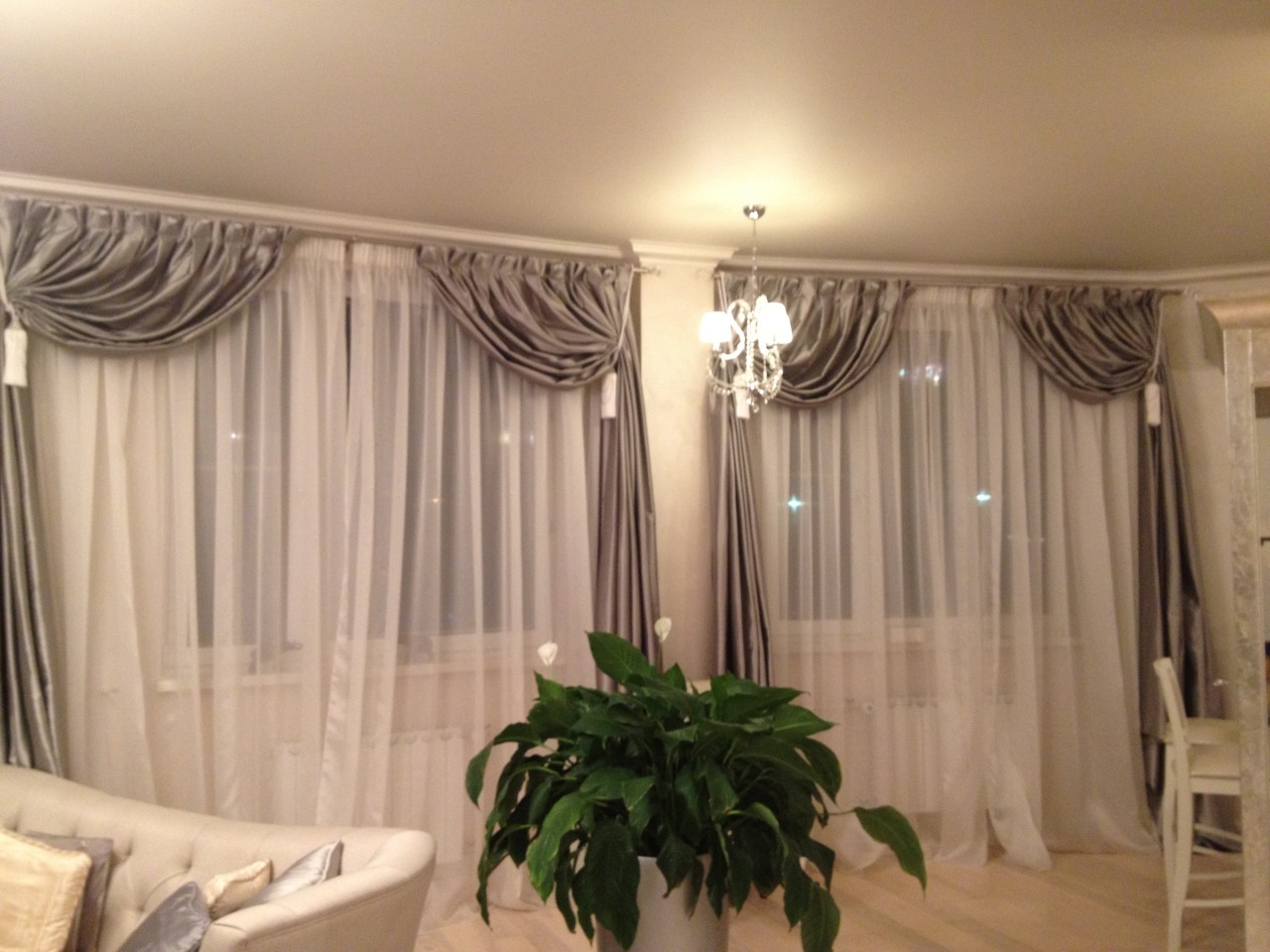 Красивые шторы в гостиную для потолочного карниза