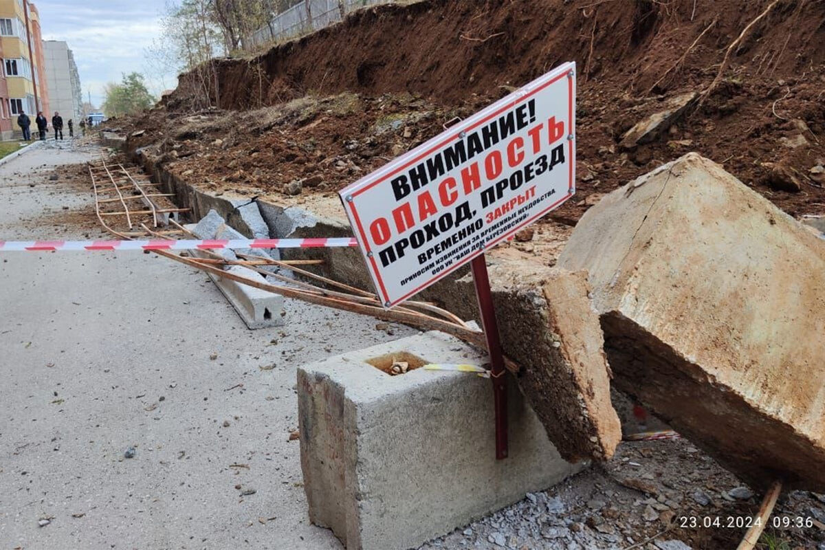 Жители Березовского семь лет жаловались властям на стену, которая упала на машины