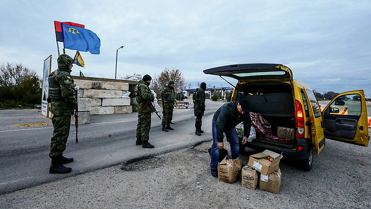 На границе с Крымом местные разоружили ВСУ-шника и ворвались на блокпост