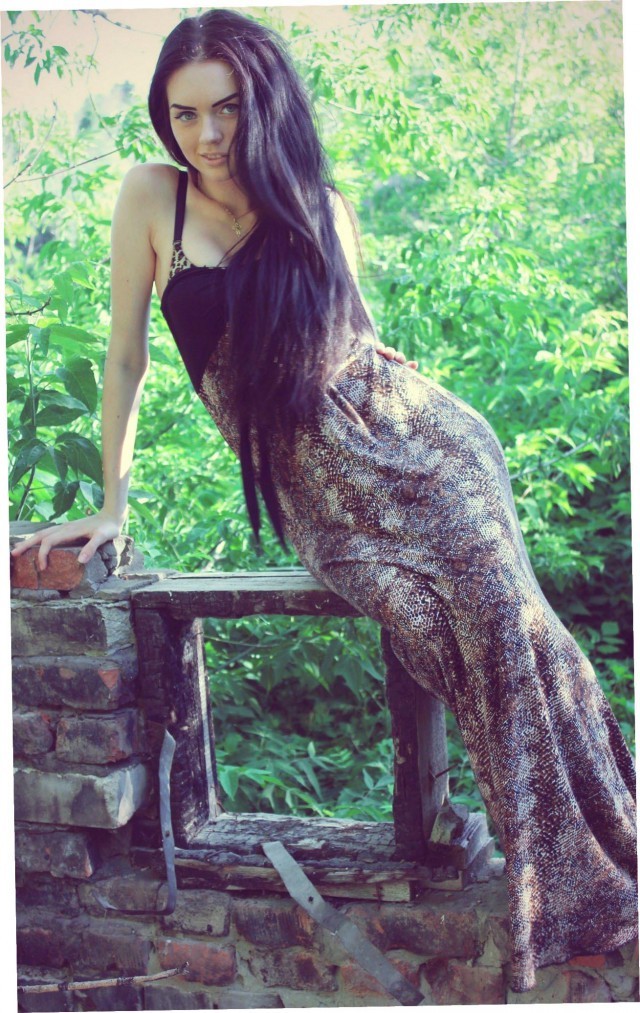 foto-bryunetok-v-odezhde-iz-sots-setey