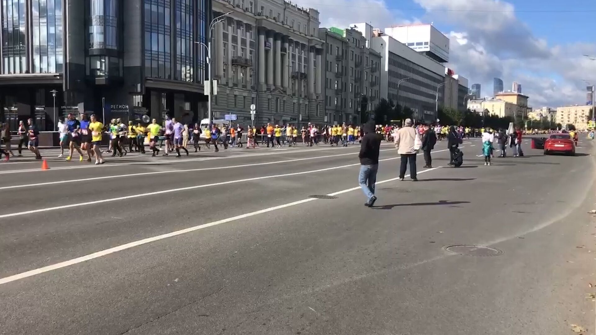 Несколько тысяч человек принимают участие в Московском марафоне. ФАН-ТВ
