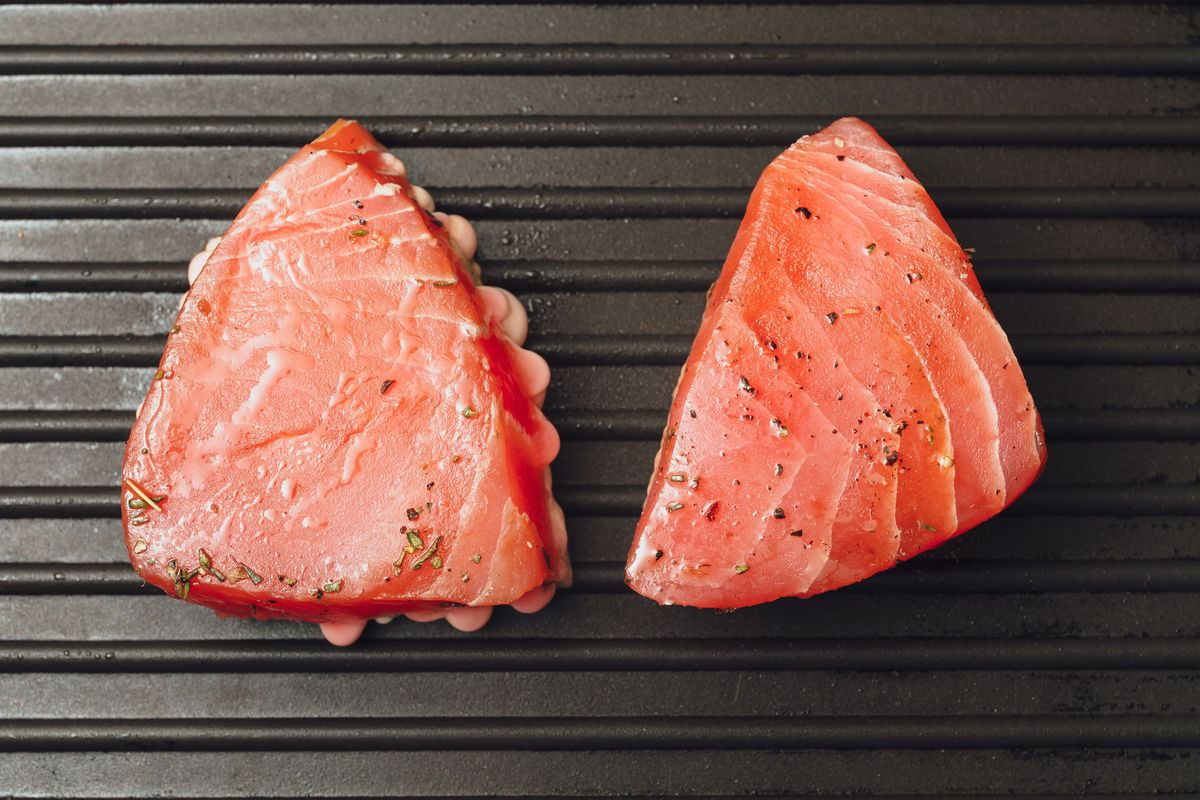 Красное мясо и красная рыба с пищевыми добавками