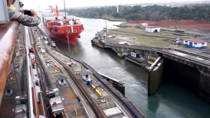 Корабль в панамском канале