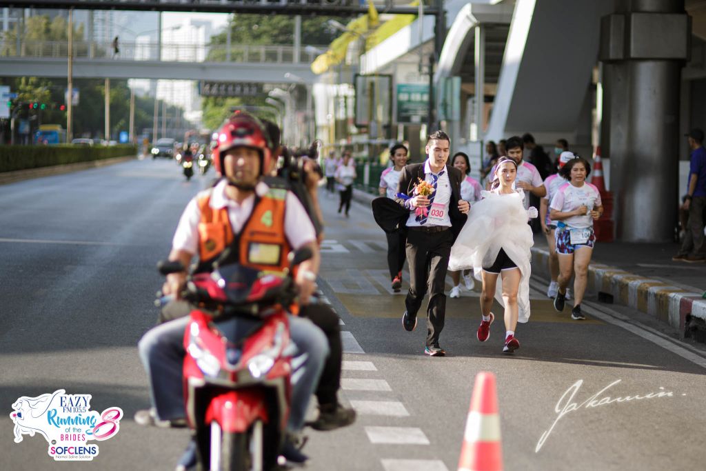 Running of the Brides: забег невест в Бангкоке невест, ноября, составил, месяц, медовый, бриллиантами, колец, подарки, приза, главного, Кроме, около, миллионов, более, Главный, Бангкоке, гонке, трехкилометровой, соревновались, женихов