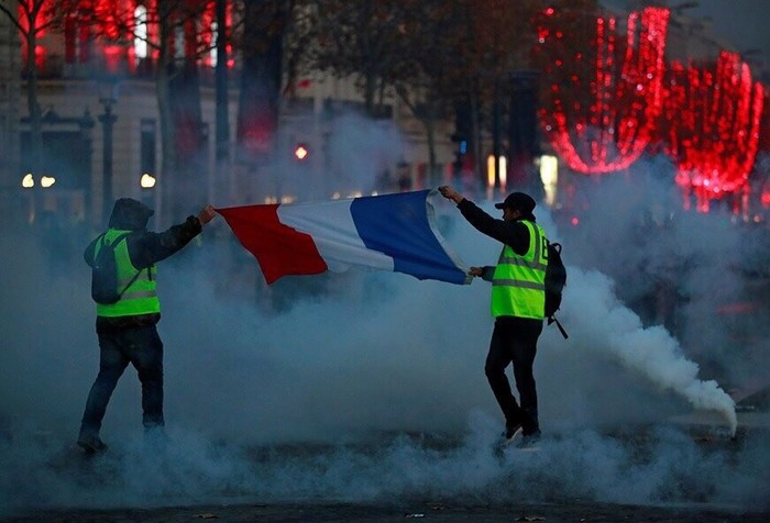 Французские протесты против повышения цен на топливо на злобу дня, франция