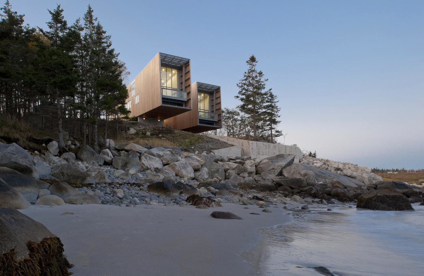 Дом для семьи на берегу океана в Канаде