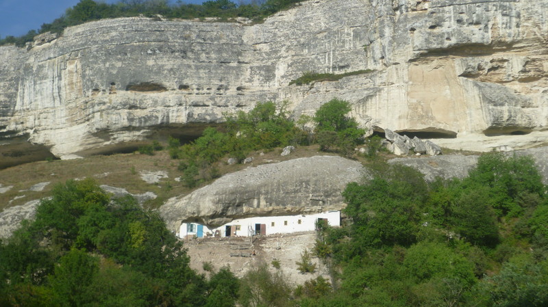Дом под скалой город Чуфут-Кале, крым, пещерный город, пещерный город Чуфут-Кале