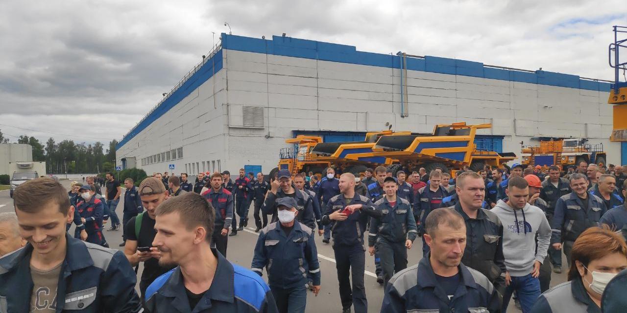 На заводе БелАЗ – гордости Лукашенко – началась забастовка