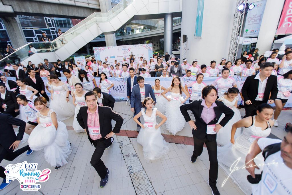 Running of the Brides: забег невест в Бангкоке невест, ноября, составил, месяц, медовый, бриллиантами, колец, подарки, приза, главного, Кроме, около, миллионов, более, Главный, Бангкоке, гонке, трехкилометровой, соревновались, женихов