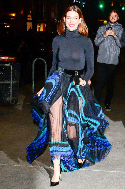 Яркие цвета и модный казус: новые образы Энн Хэтэуэй из промотура Яркие цвета и модный казус: новые образы Энн Хэтэуэй из промотура звездный стиль