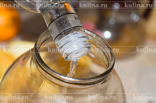 Ликер апельсиновый Затем вылить в банку водку.