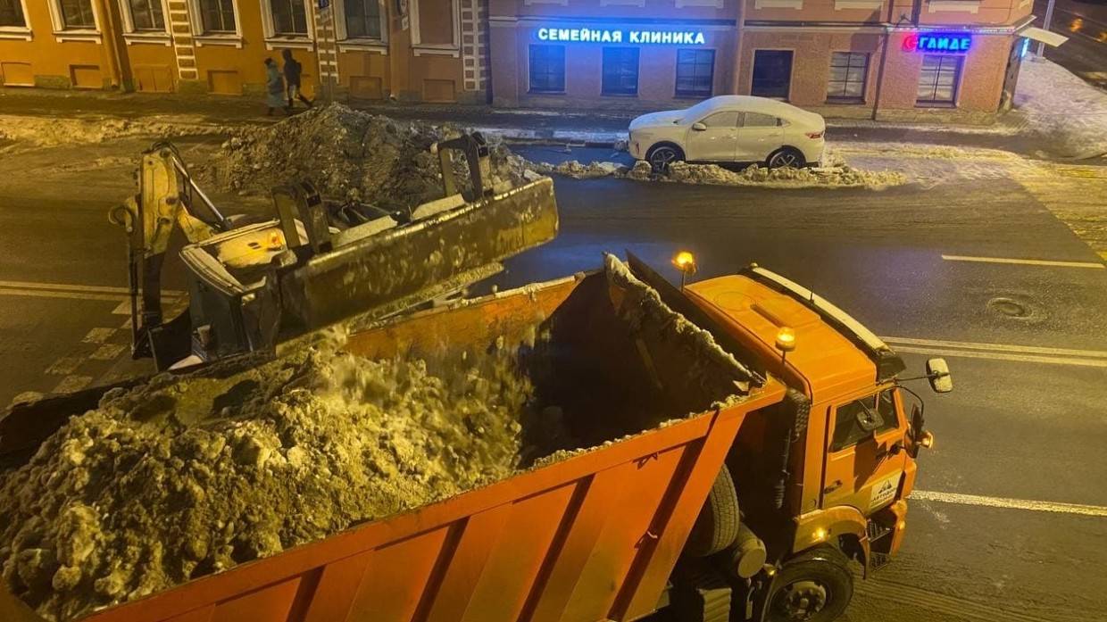 Шумная работа снегоуборочной техники помешала спать жителям Петербурга