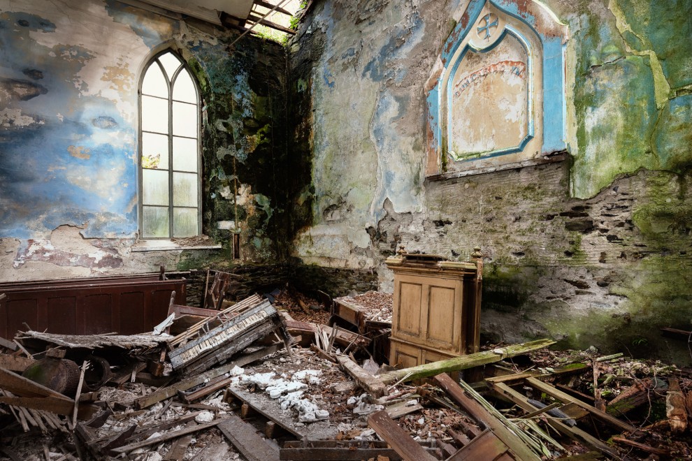 Атмосфера заброшенных церквей на фотографиях Джеймса Кервина