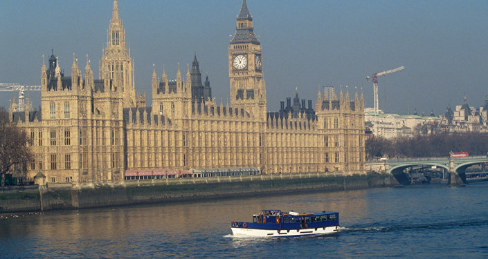 Вестминстерский дворец на берегу Темзы в Лондоне