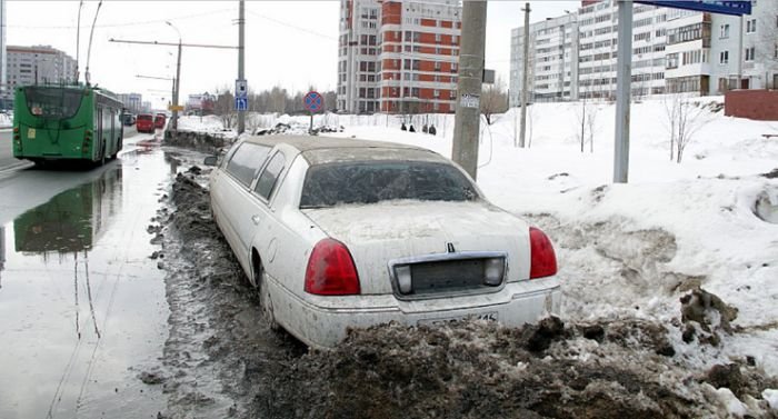 В Казани под растаявшим сугробом обнаружили лимузин