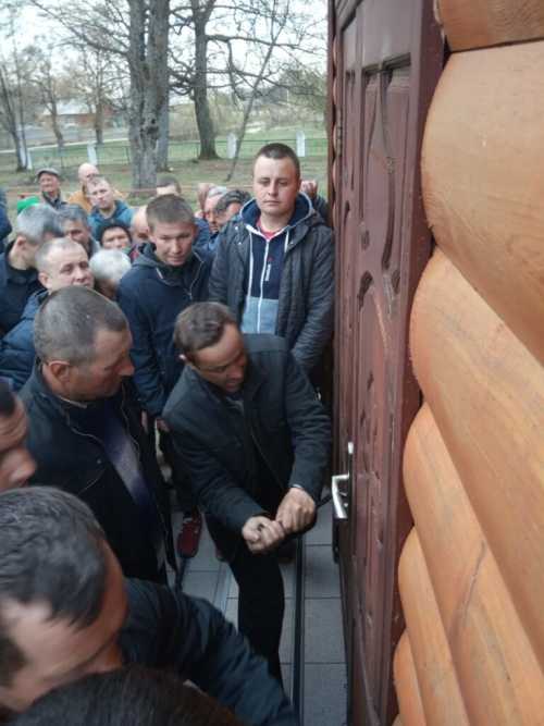 Взлом двери Свято-Михайловского храма с. Полесское Березновского района Сарненско-Полесской епархии УПЦ МП