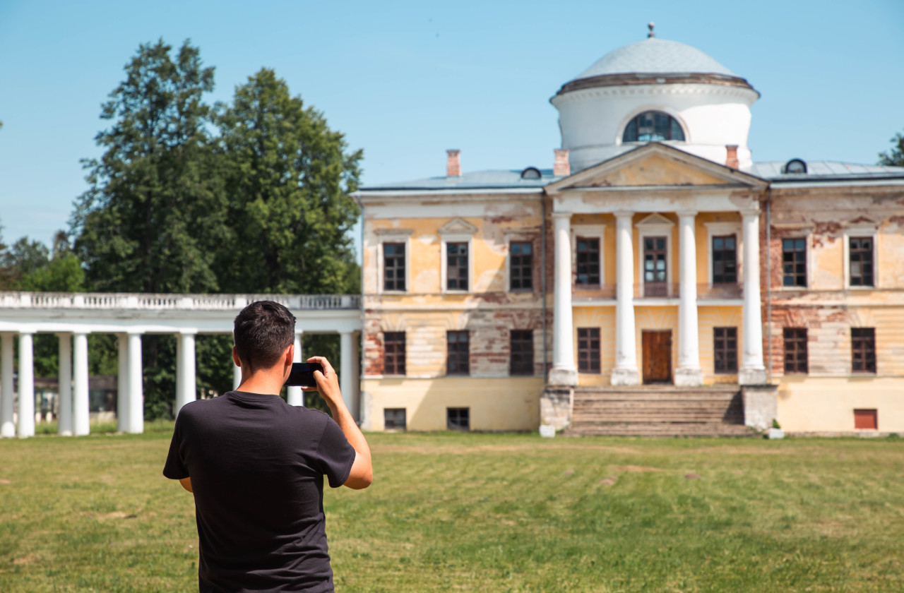 Блогер показала самую известную усадьбу Тверской области