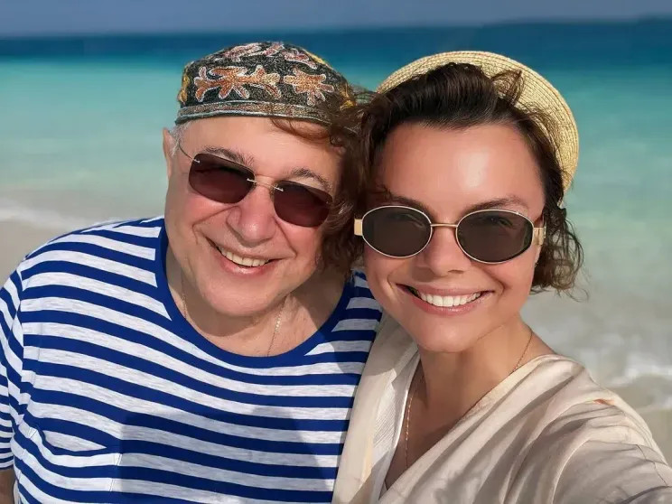 Жена 80-летнего Евгения Петросяна Татьяна Брухунова показала его фото с маленькой дочерью Петросян, Татьяна, Петросяна, Брухунова, очень, юморист, молодости, ошибки, работе, Степаненко, женат, интервью, Матильда, более, БрухуноваТатьяна, Евгения, недвижимостиНынешнюю, Брухуновой, 57летняя, нарядах Но