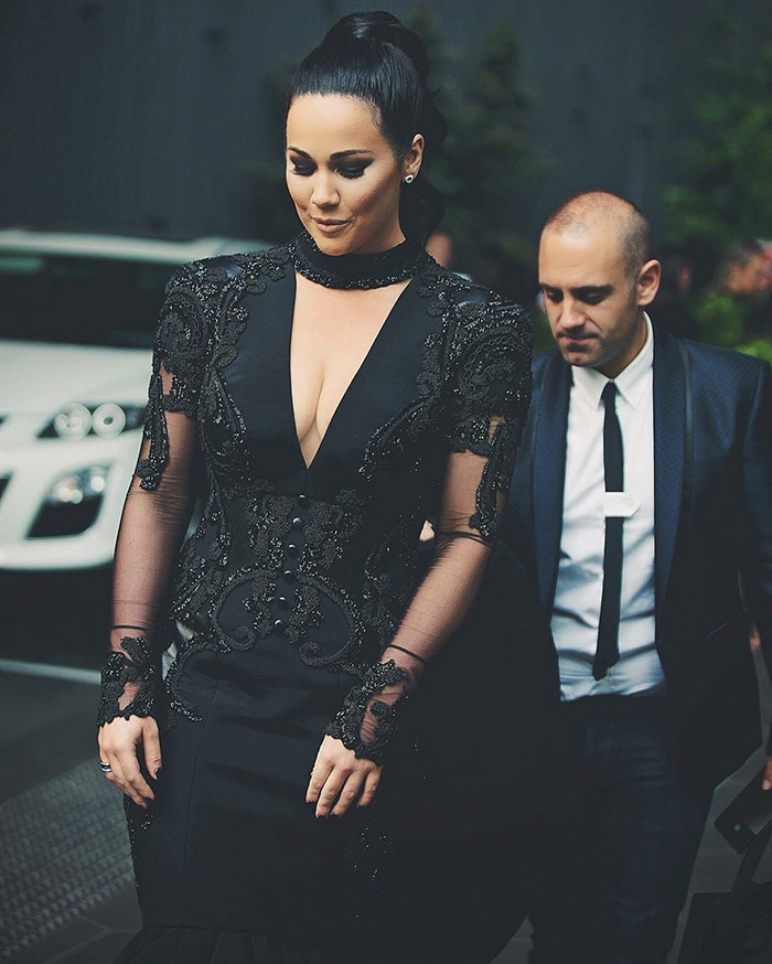 невеста в черном платье