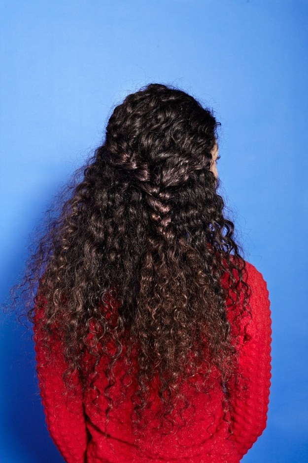 17 красивых причесок для кудрявых волос