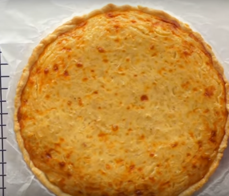 Пирог "Чипполино" с луком и плавленным сыром