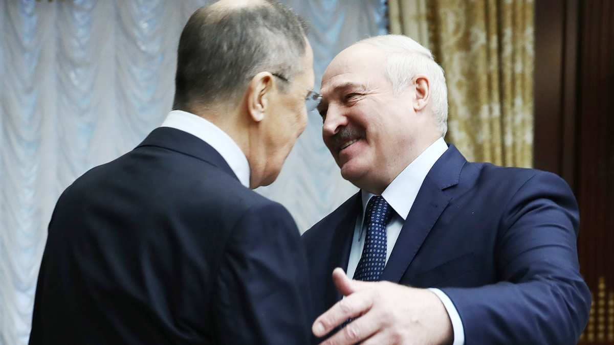 Эксперт объяснил, зачем Москва упорно «поддерживает» Лукашенко «в ущерб» собственной репутации