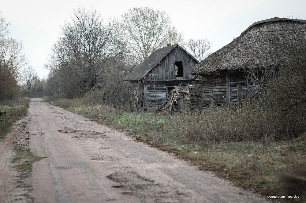 Весна и кресты: репортаж мертвой деревни, которая иногда оживает