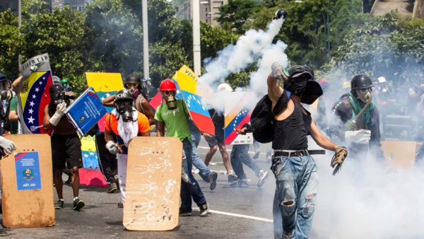 Беспорядки проамериканской либеральной оппозиции в Венесуэле. Источник изображения: https://vk.com/denis_siniy