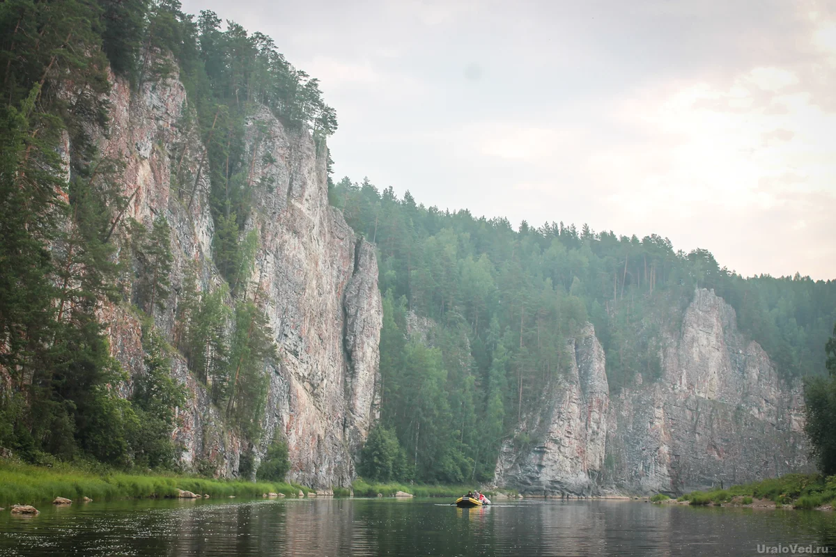 Камень визитная карточка урала. Река Чусовая камень Омутной. Камень Омутной на Чусовой. Камень Омутной на реке Чусовой. Река Чусовая камень Дыроватый.