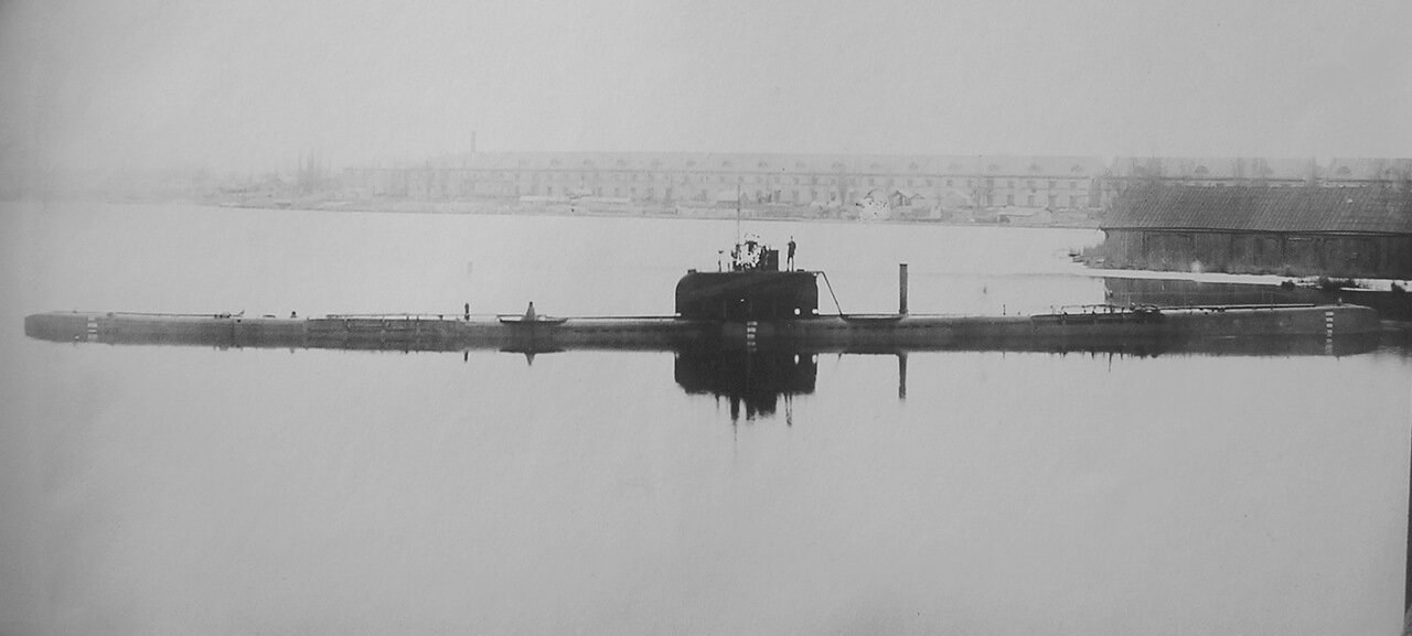 15. Подводная лодка Орлан в акватории завода Наваль. 1917