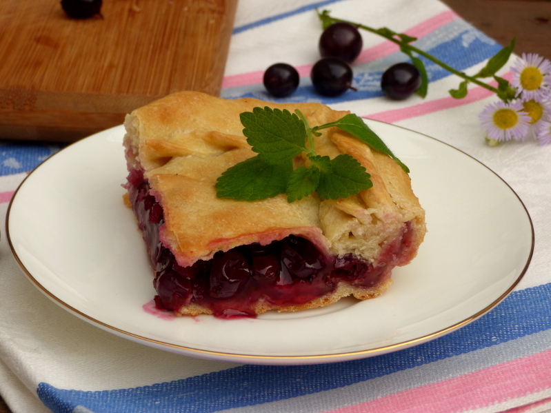 Пирог с грушами и черной смородиной