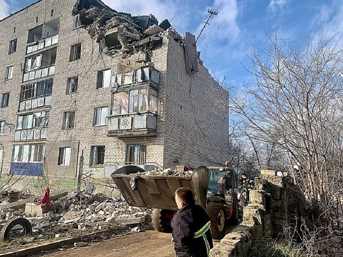 Здание разрушенное взрывом. Взрыв газа. Взорванный дом. Взрыв газа в доме. Разрушенный дом.