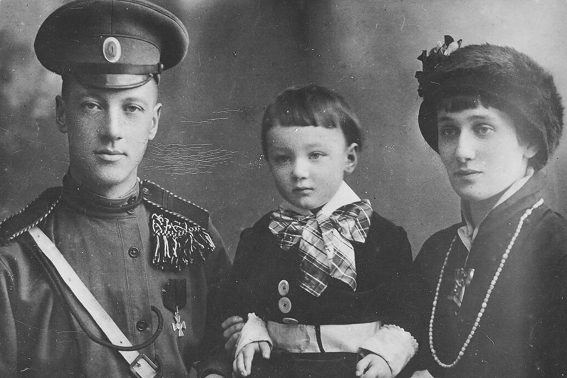 Фотография Николая Гумилева и Анны Ахматовой с сыном Львом, фотограф Л.С. Городецкий. Царское Село, 1915 год