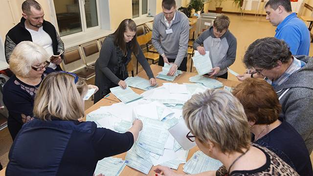 В Центральной и Западной Сибири закрылись избирательные участки