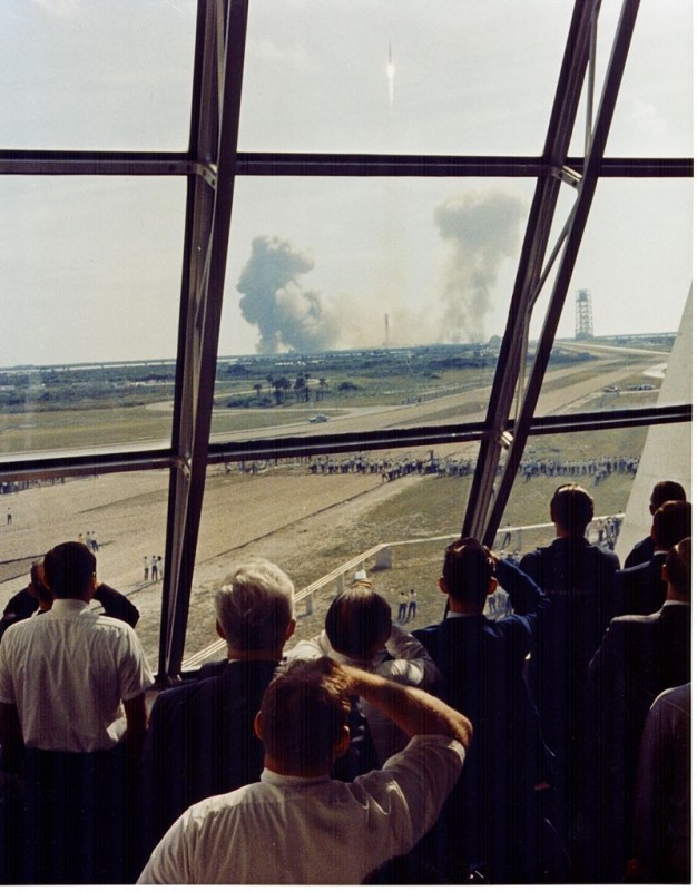 Personnel_within_the_Launch_Control_Center_watch_the_Apollo_11_liftoff.jpg Personnel_within_the_Launch_Control_Center_watch_the_Apollo_11_liftoff.jpg