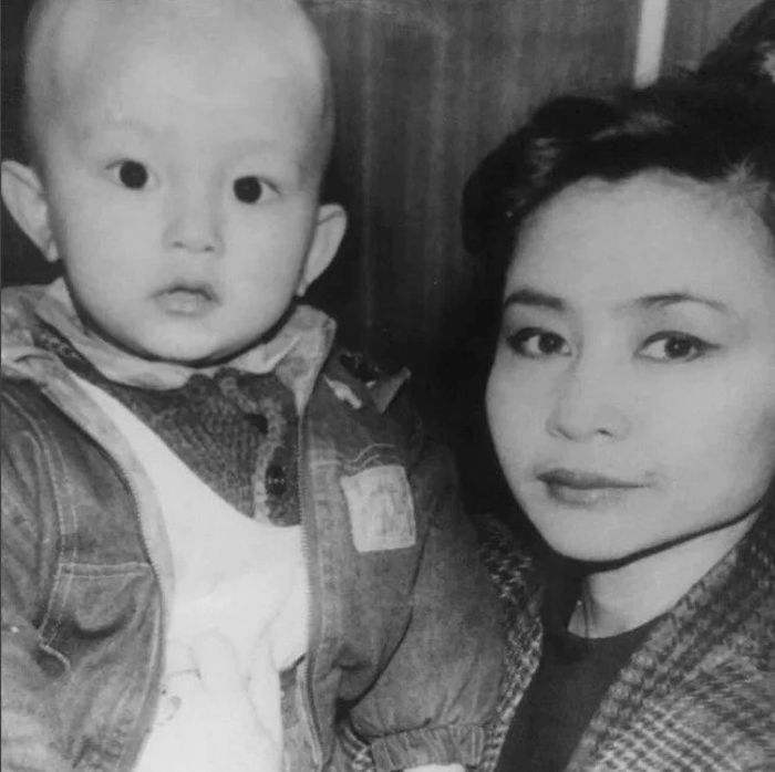 Роза Рымбаева с сыном Али. / Фото: www.onthe.io