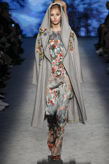 Модель в сером пальто с цветочной вышивкой ниже колен от Alberta Ferretti - модные пальто осень 2016, зима 2017