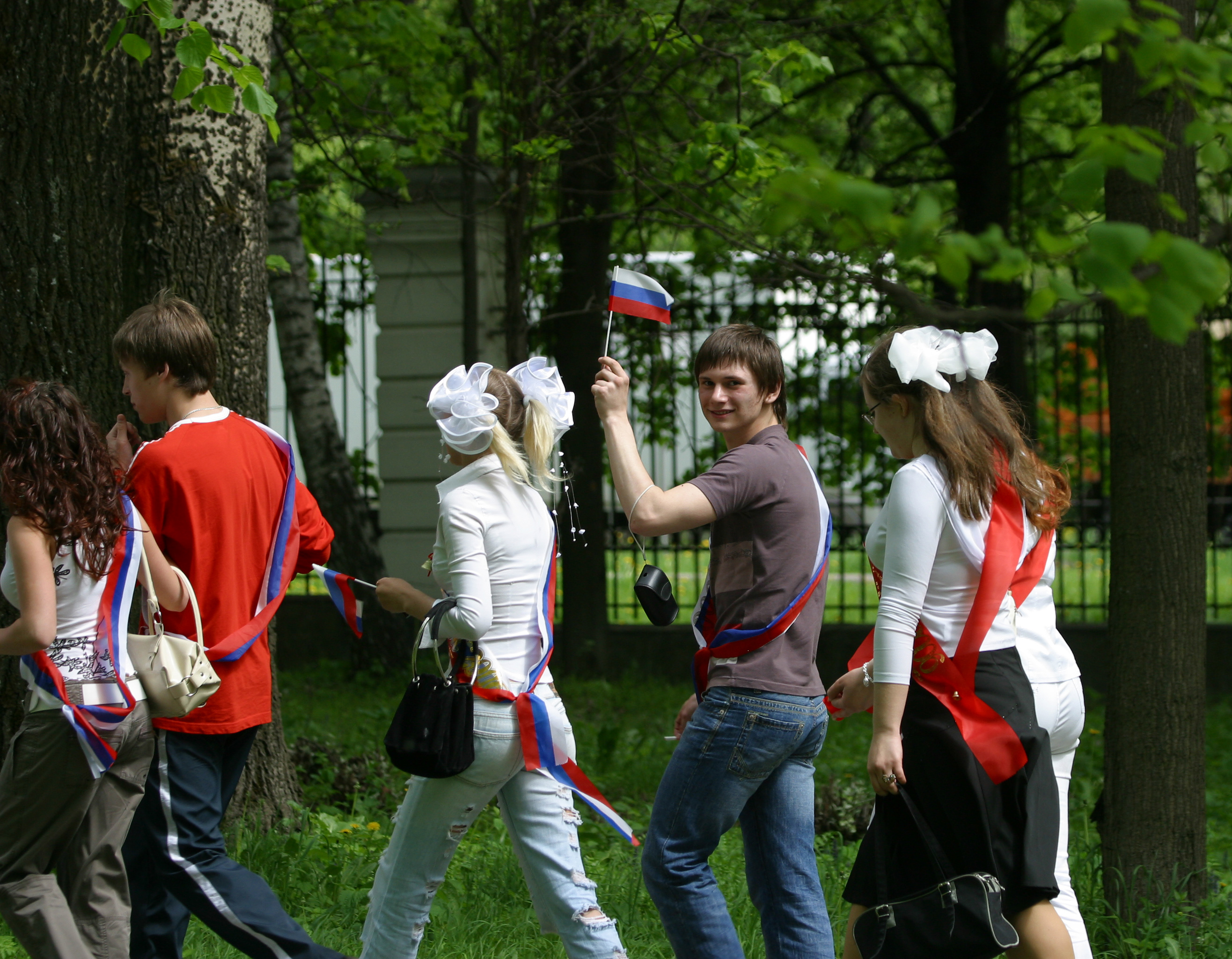 Последнего пройденного. Последний звонок СПБ. Последний звонок на улице. Последний звонок 2022. Школа 21 Екатеринбург выпускники.