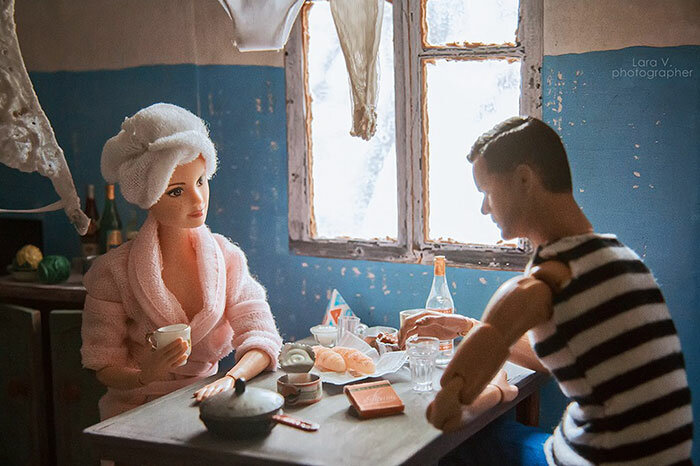 Барби и Кен в коммуналке: фотограф представила, как бы жили куклы в СССР Барби, фотограф, решила, Вычужанина, фотопроекта, советской, коммуналки, передать, кажется, розовые, куклу, ИнтернетВ, уникальную, через, покупала, итоге, неплохо, удалось, квартирах, эстетику