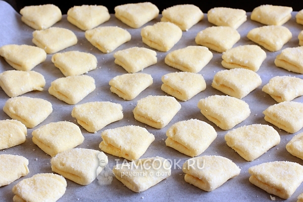 Выложить заготовки на противень